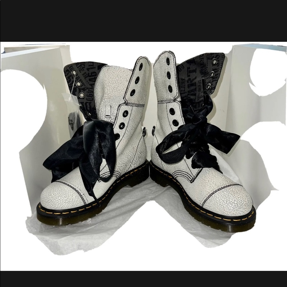 RARE Dr Doc Martens Aimilita Triumph White Cracked Paint Logo Boots Distressed